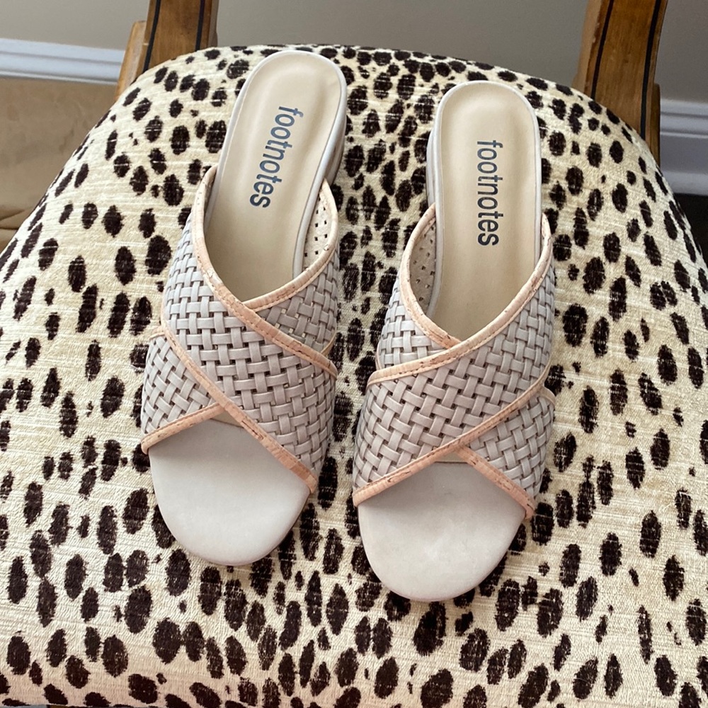 Footnotes Henry Slide Taupe